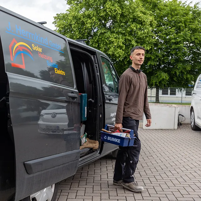Arbeiter geht vom Firmenwagen nach rechts weg